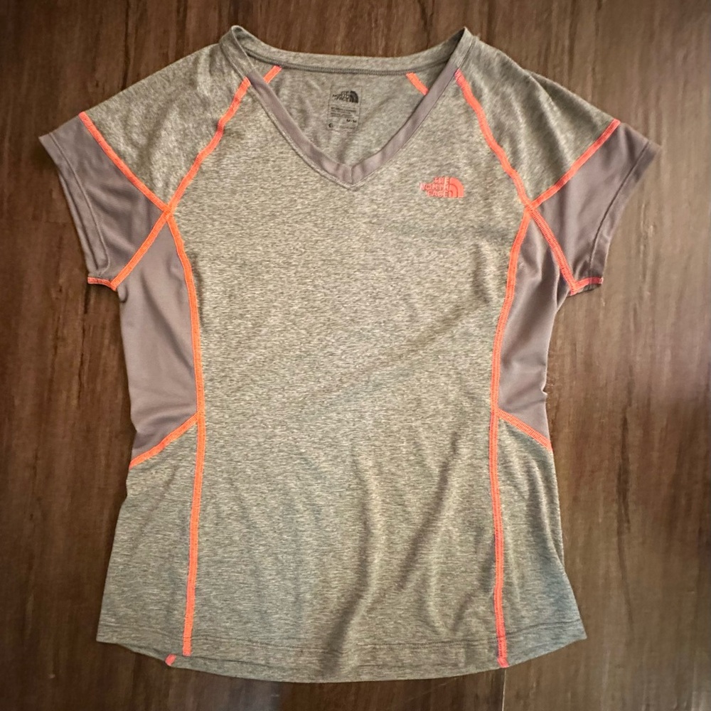 The North Face FlashDry V-Neck Athletic Tee in Gray w/Orange Trim. NWOT. Size M